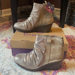 BNWT size 8.5 Bionica boots.